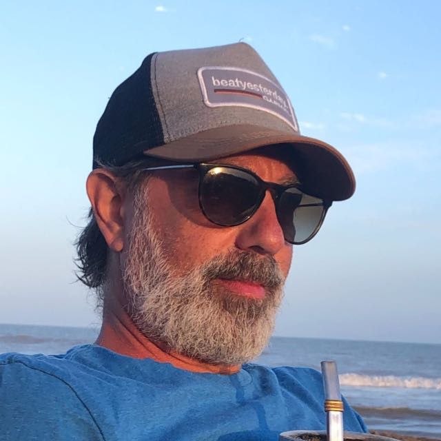 Eloy en un momento de descanso junto al mar