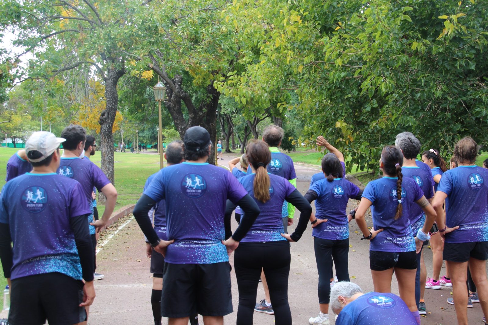Integrantes de Club Pampa escuchando las indicaciones antes de entrenar